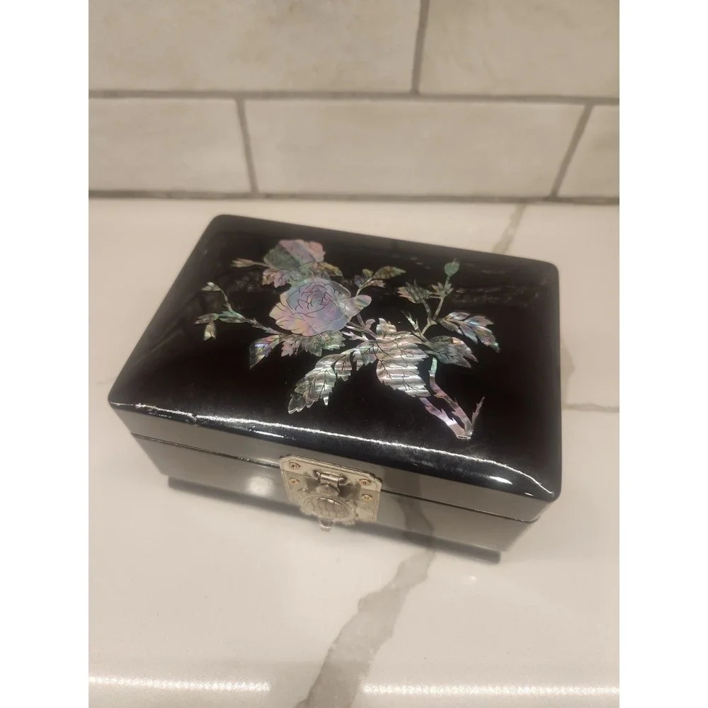 Vintage Black Laquer Jewelry Music Box Mother Of Pearl Rose Inlay Turtle Closure